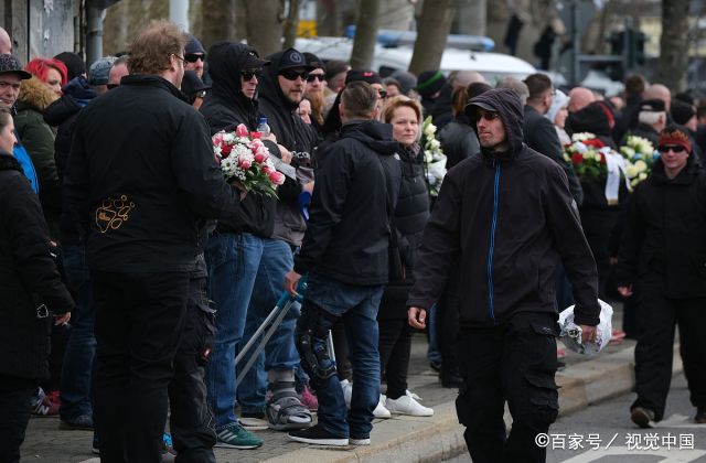 德国新纳粹分子街头举行葬礼,警察高度戒备,全程跟踪如拍大片